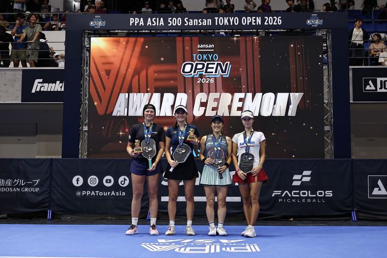 佐脇京（Kei Sawaki）― 女子ダブルス決勝の表彰式で銀メダルを掲げる｜PPA ASIA 500 Sansan TOKYO OPEN 2026