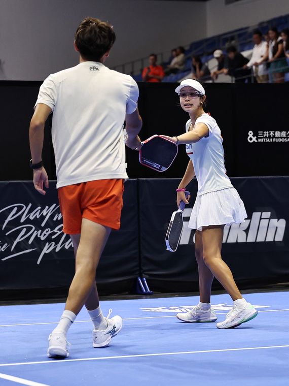 佐脇京（Kei Sawaki）― ミックスダブルスの試合中、パートナーとパドルタッチ｜PPA ASIA 500 Sansan TOKYO OPEN 2026