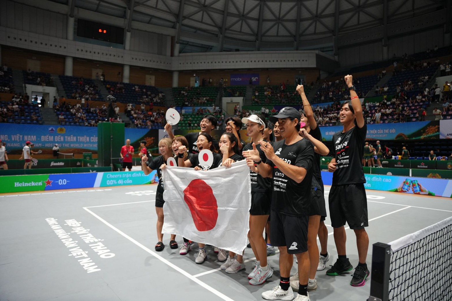 TEAM JAPAN（佐脇京所属）― 日の丸を掲げて勝利を喜ぶ｜Heineken Pickleball World Cup 2026