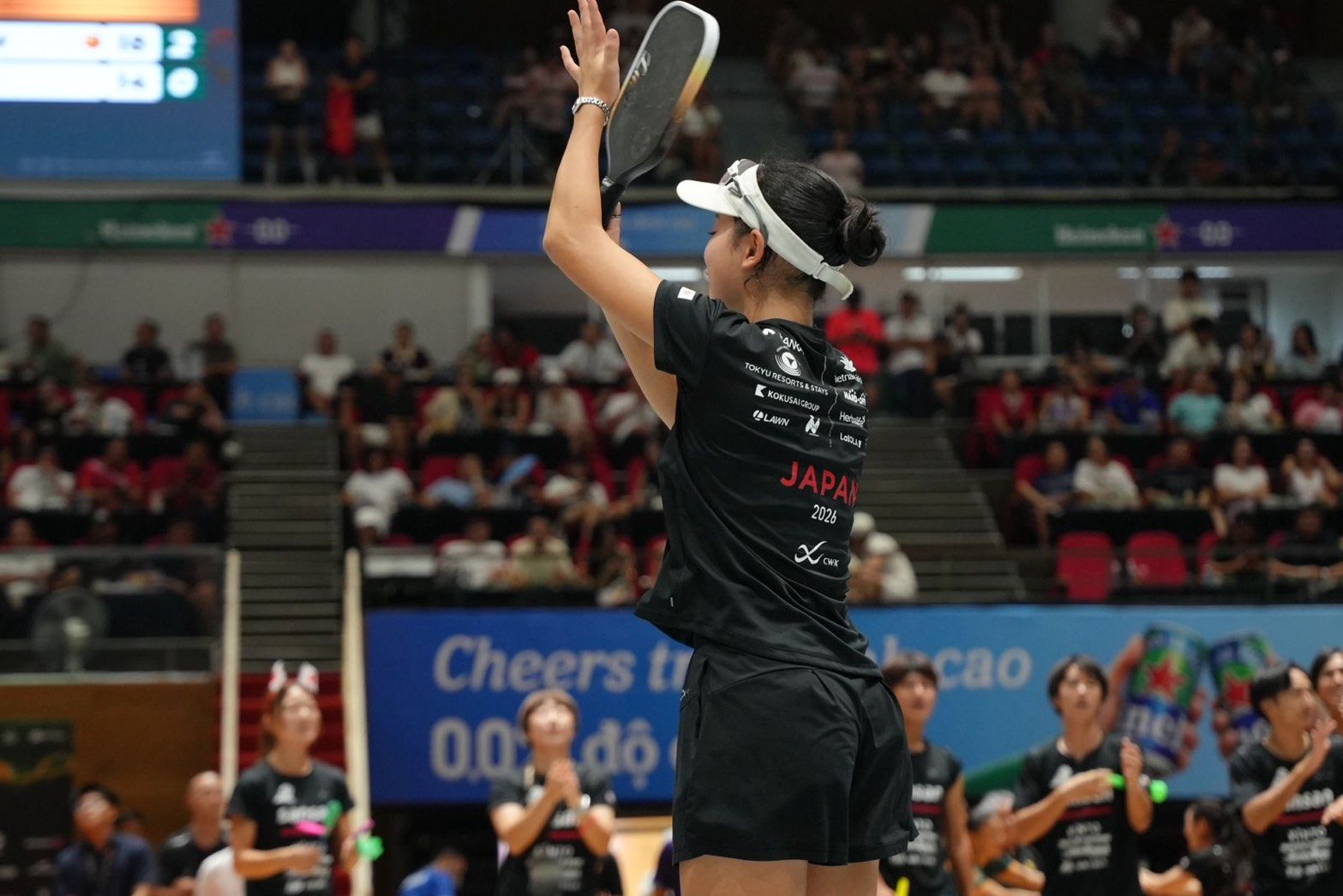 TEAM JAPAN（佐脇京所属）― パドルを掲げて声援に応える｜Heineken Pickleball World Cup 2026