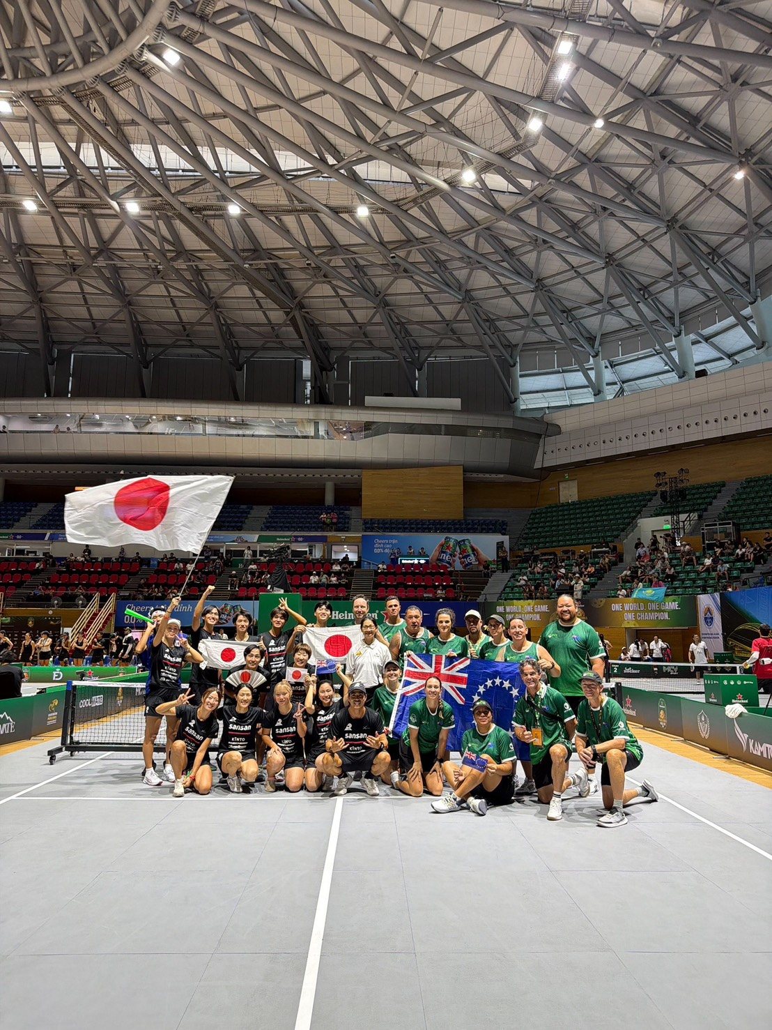 TEAM JAPAN（佐脇京所属）― 対戦チームとの記念撮影｜Heineken Pickleball World Cup 2026