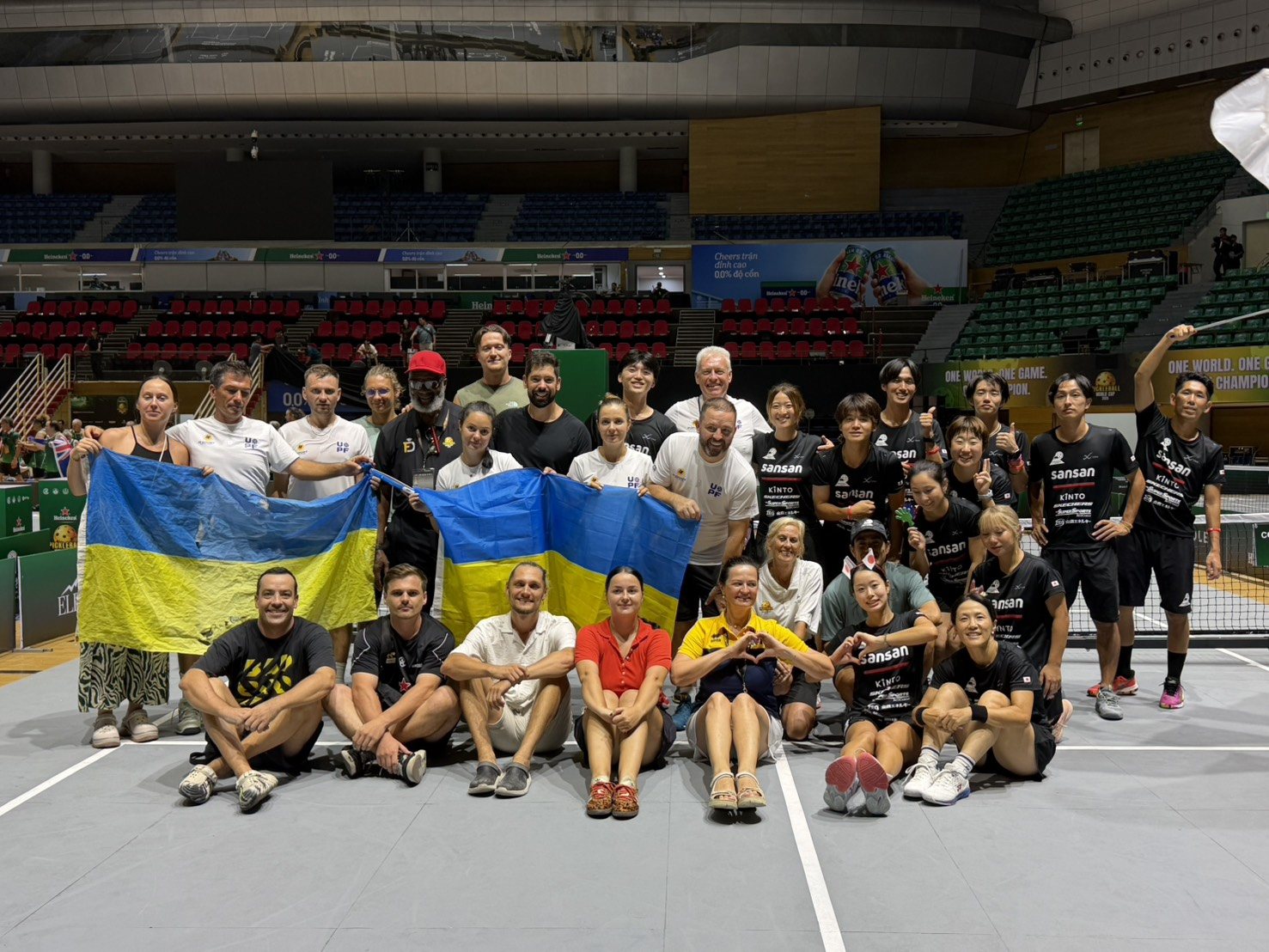 TEAM JAPAN（佐脇京所属）― ウクライナ代表チームとの記念撮影｜Heineken Pickleball World Cup 2026