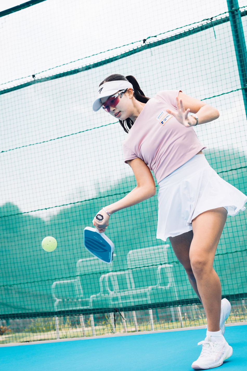 ボールを正確に捉えてリターンする佐脇京選手