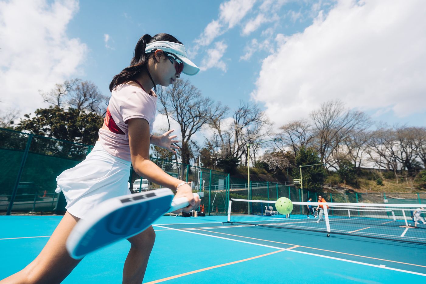 屋外コートでプレーする佐脇京選手